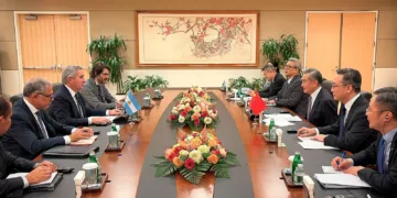 El canciller de Argentina, Pablo Quirno, junto con el ministro de Relaciones Exteriores de China, Wang Yi. Créditos: X (pabloquirno)
