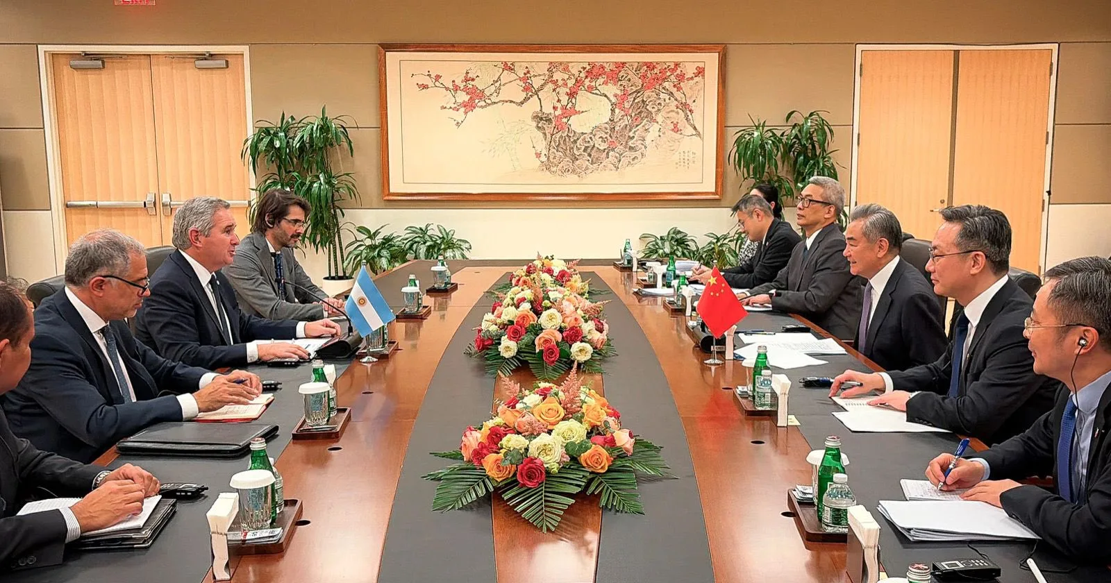 El canciller de Argentina, Pablo Quirno, junto con el ministro de Relaciones Exteriores de China, Wang Yi. Créditos: X (pabloquirno)