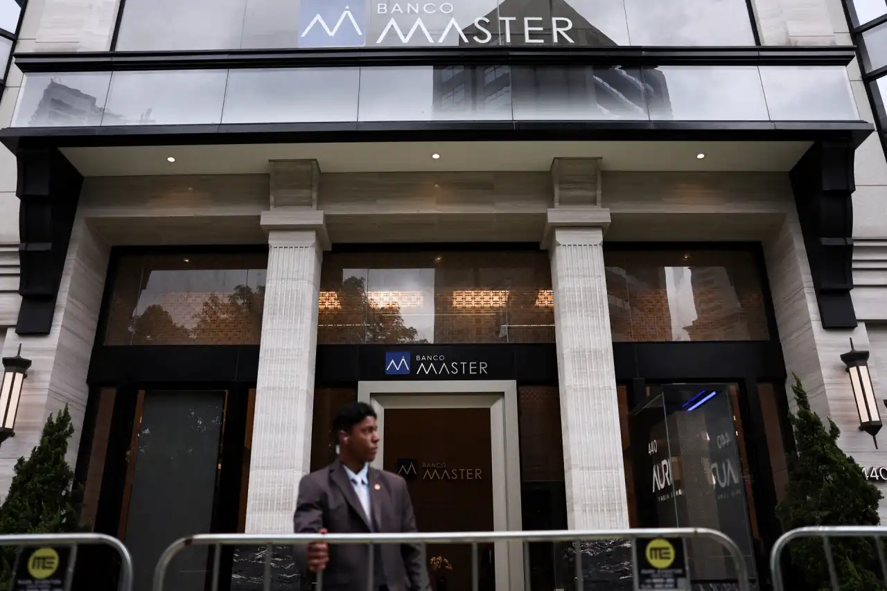 Un guardia de seguridad monta guardia frente al Banco Master tras la detención del accionista mayoritario de la institución financiera, el empresario Daniel Vorcaro, en São Paulo, Brasil, el 18 de noviembre de 2025. REUTERS/Amanda Perobelli