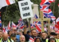 JD Vance pareció alinearse con aquellos que asistieron a una marcha en Londres el sábado, donde el activista de extrema derecha Tommy Robinson les dijo a sus seguidores que se prepararan para la "batalla de Gran Bretaña". Fotografía: Martin Pope/Getty Images
