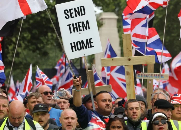 JD Vance pareció alinearse con aquellos que asistieron a una marcha en Londres el sábado, donde el activista de extrema derecha Tommy Robinson les dijo a sus seguidores que se prepararan para la "batalla de Gran Bretaña". Fotografía: Martin Pope/Getty Images