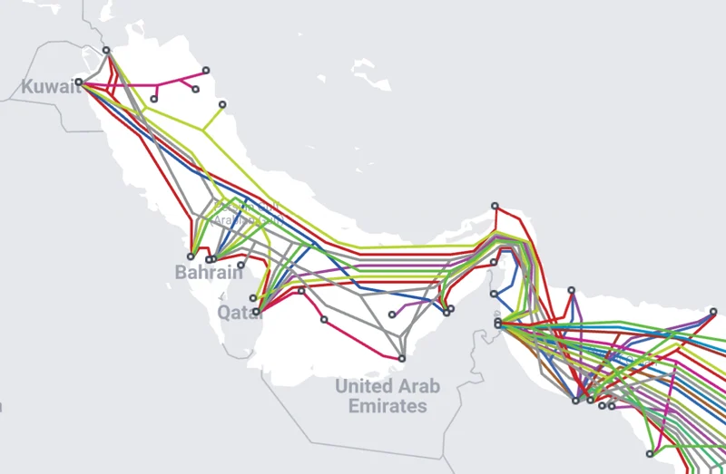 Las líneas multicolores muestran rutas submarinas de cable de Internet que atraviesan el Estrecho de Ormuz. Crédito: TeleGeography