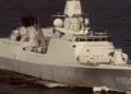 China denuncia que una fragata holandesa ingresó ilegalmente en aguas y desplegó un helicóptero embarcado. Créditos: X (@ChinaMilBugle)