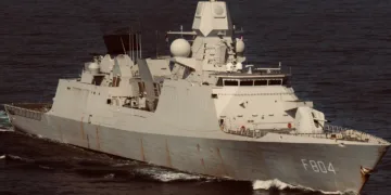 China denuncia que una fragata holandesa ingresó ilegalmente en aguas y desplegó un helicóptero embarcado. Créditos: X (@ChinaMilBugle)