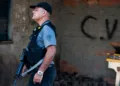 Un policía militar de Río de Janeiro patrulla una favela con símbolos del Comando Vermelho,. Buda Mendes/Getty Images