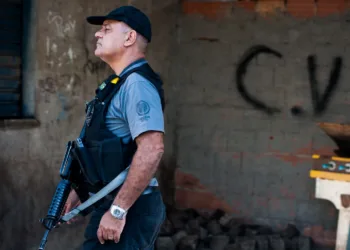 Un policía militar de Río de Janeiro patrulla una favela con símbolos del Comando Vermelho,. Buda Mendes/Getty Images