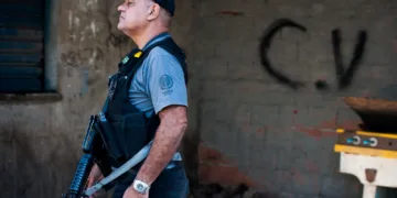 Un policía militar de Río de Janeiro patrulla una favela con símbolos del Comando Vermelho,. Buda Mendes/Getty Images