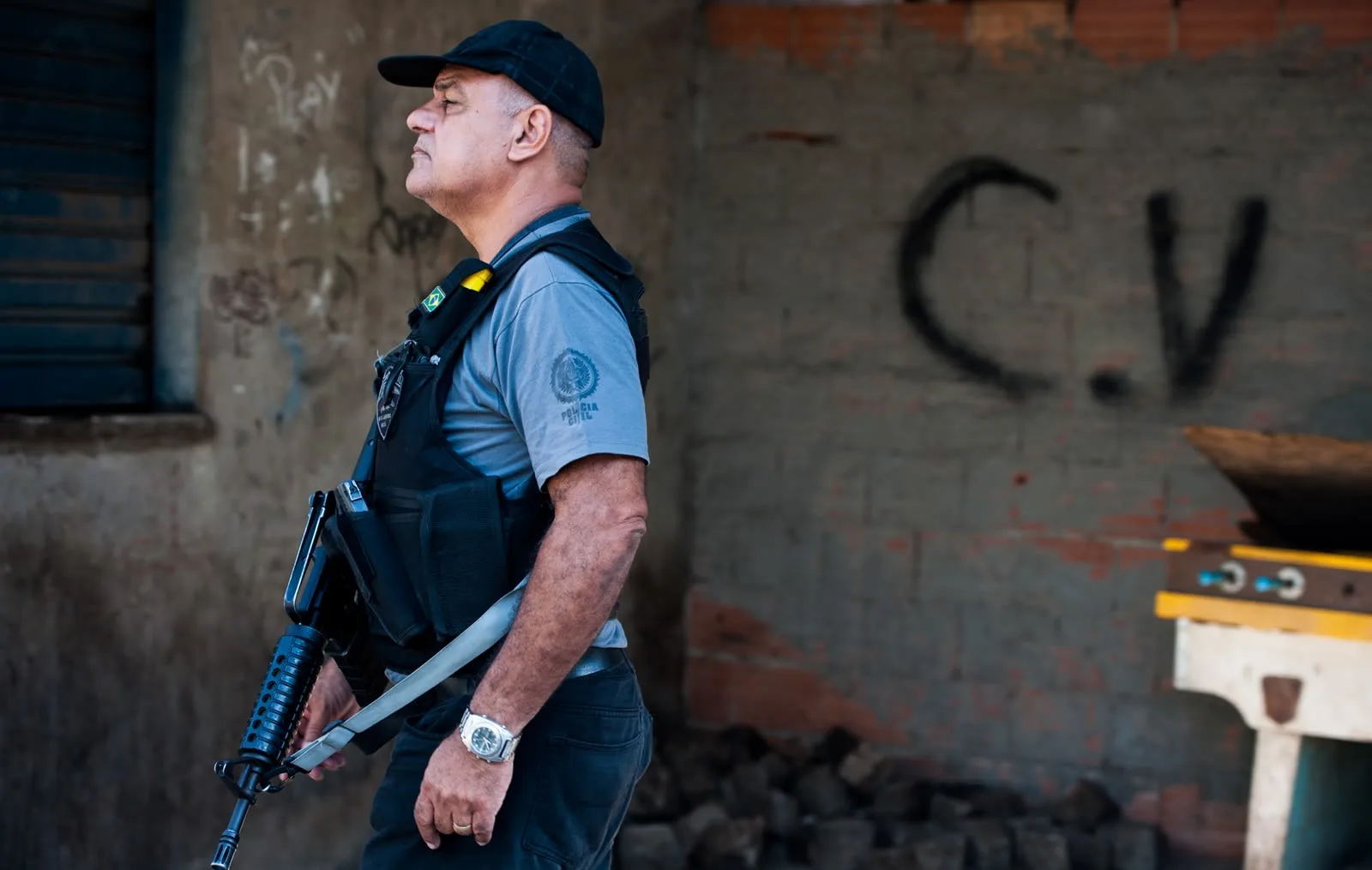 Un policía militar de Río de Janeiro patrulla una favela con símbolos del Comando Vermelho,. Buda Mendes/Getty Images