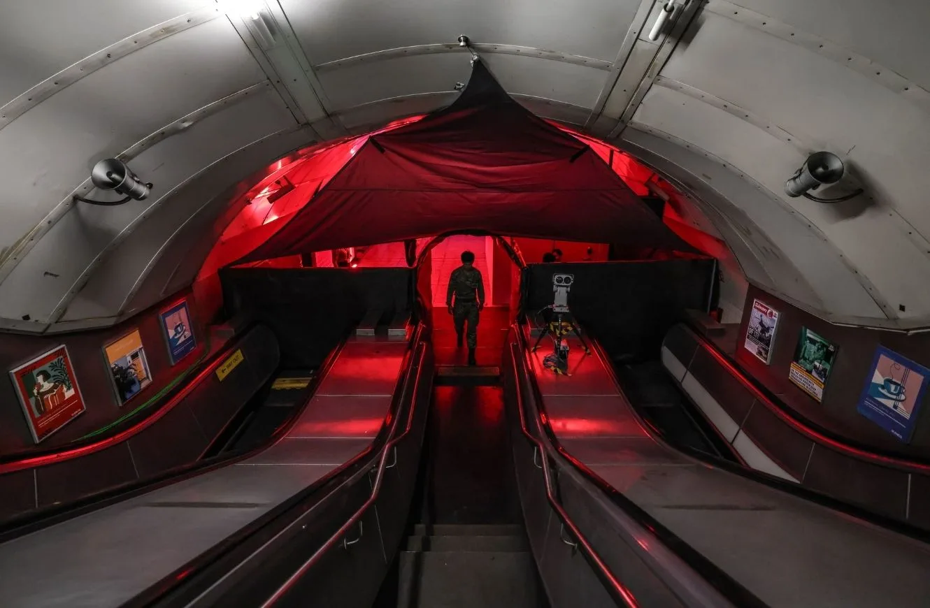 La entrada al puesto de mando improvisado en una plataforma en desuso del metro de Londres durante el ejercicio Arrcade Strike. Fotografía: Richard Pohle
