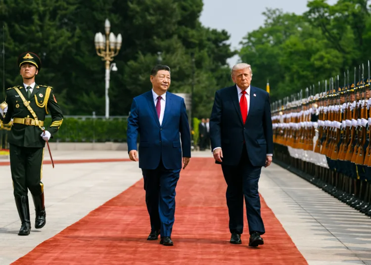 El presidente Xi Jinping camina junto a su homólogo Donald Trump, en el marco de la cumbre bilateral celebrada en China. Créditos: X (@WhiteHouse)