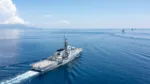 HMS Spey en el Ejercicio SamaSama23, con maniobras de formación cercana y señalización estandarizada para mejorar la interoperabilidad naval entre Reino Unido, Canadá, Filipinas, Estados Unidos y Japón. Créditos: HMS Spey.