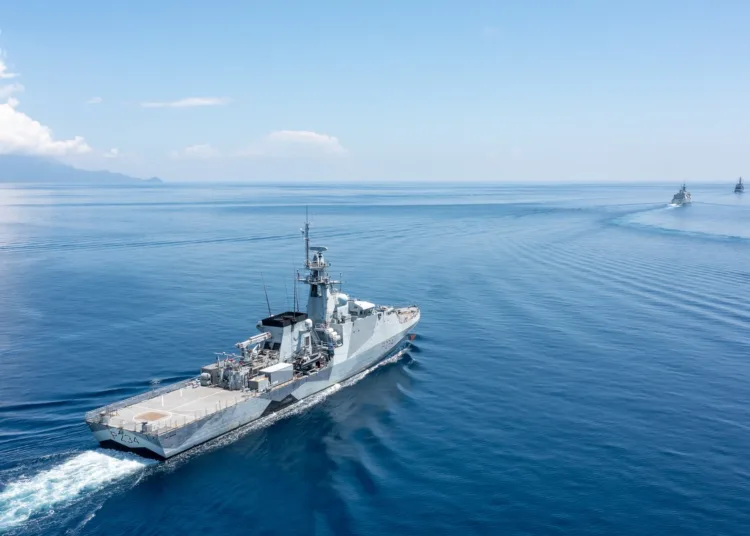 HMS Spey en el Ejercicio SamaSama23, con maniobras de formación cercana y señalización estandarizada para mejorar la interoperabilidad naval entre Reino Unido, Canadá, Filipinas, Estados Unidos y Japón. Créditos: HMS Spey.