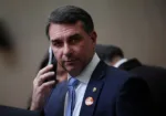 Flávio Bolsonaro, aspirante a presidir Brasil, este martes (12) en un acto público en Brasilia. Adriano Machado (REUTERS)