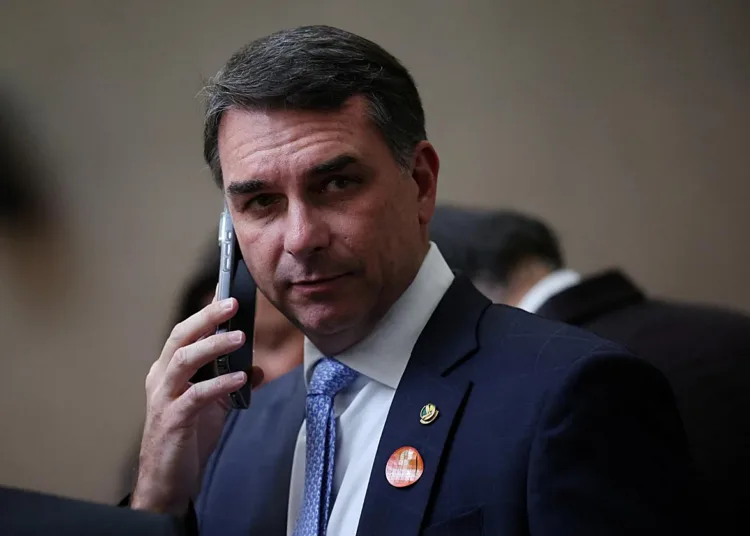 Flávio Bolsonaro, aspirante a presidir Brasil, este martes (12) en un acto público en Brasilia. Adriano Machado (REUTERS)