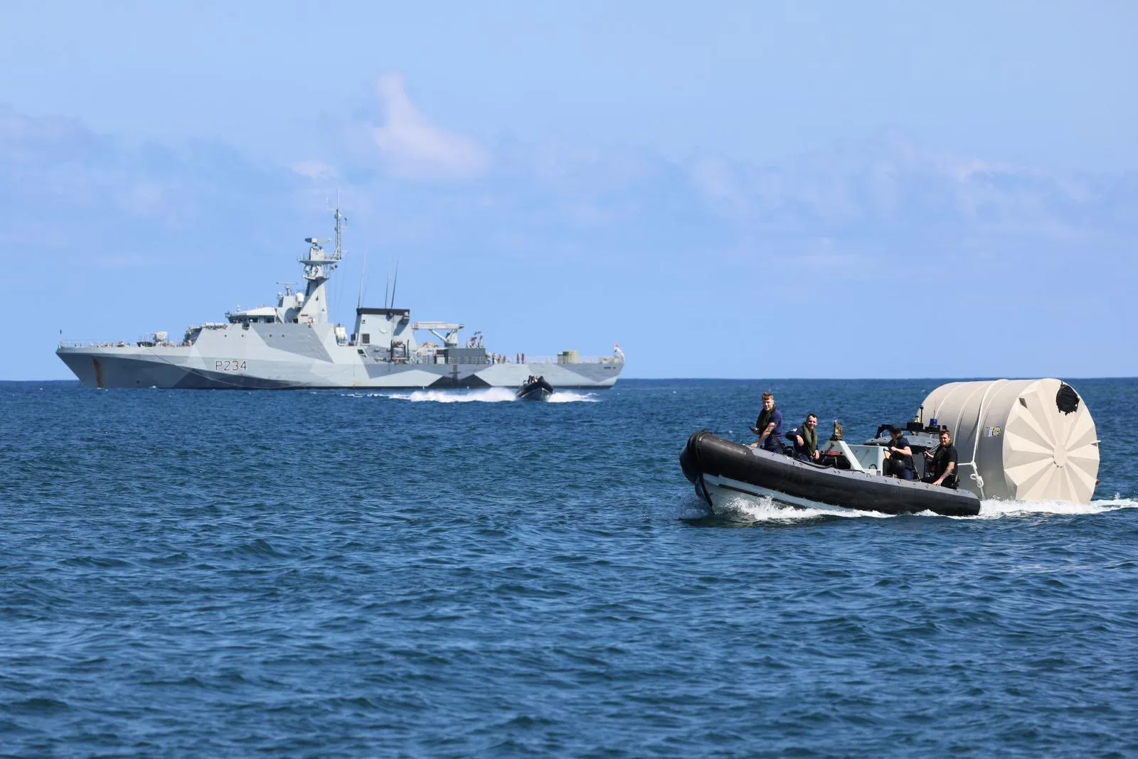 HMS Spey entregando tres tanques de agua de 10.000 litros y equipo esencial en Tanna Island, Vanuatu, para apoyar la recuperación tras los ciclones Judy y Kevin de marzo de 2023. Créditos: HMS Spey.