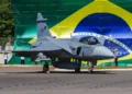 El caza Gripen de la Fuerza Aérea Brasileña avanza en las pruebas de bombas guiadas por láser, reforzando su capacidad de ataque de precisión en Brasil. (Imagen: Foto: Sgto. Vanessa Sonaly/FAB)