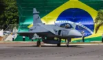 El caza Gripen de la Fuerza Aérea Brasileña avanza en las pruebas de bombas guiadas por láser, reforzando su capacidad de ataque de precisión en Brasil. (Imagen: Foto: Sgto. Vanessa Sonaly/FAB)