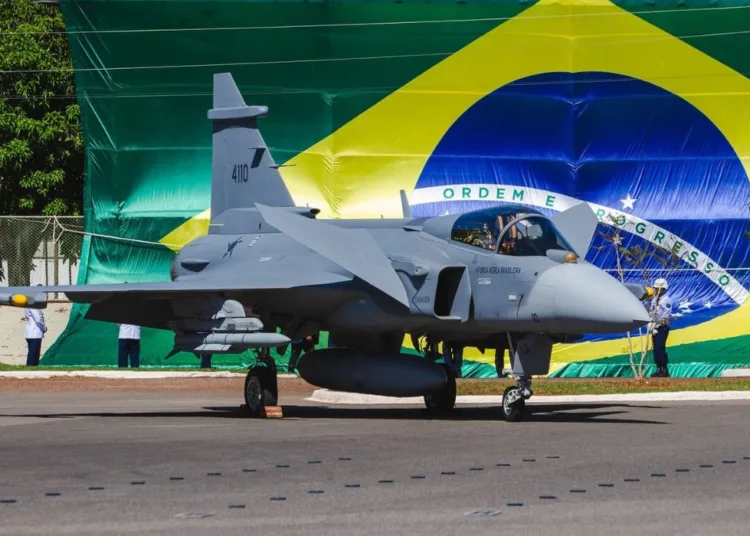 El caza Gripen de la Fuerza Aérea Brasileña avanza en las pruebas de bombas guiadas por láser, reforzando su capacidad de ataque de precisión en Brasil. (Imagen: Foto: Sgto. Vanessa Sonaly/FAB)