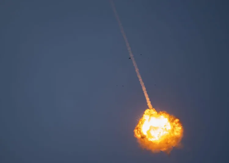 El Ministerio de Defensa de Israel muestra intercepciones del Domo de Hierro sobre comunidades cercanas a la Franja de Gaza, capturadas por el fotógrafo Gilad Kfir durante la Operación Escudo y Flecha en mayo de 2023. Créditos: Ministerio de Defensa de Israel.