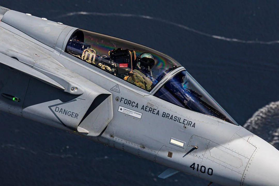 La Fuerza Aérea Brasileña muestra una foto de un piloto de caza en el cockpit de un jet sobre el mar. Créditos: Fuerza Aérea Brasileña.