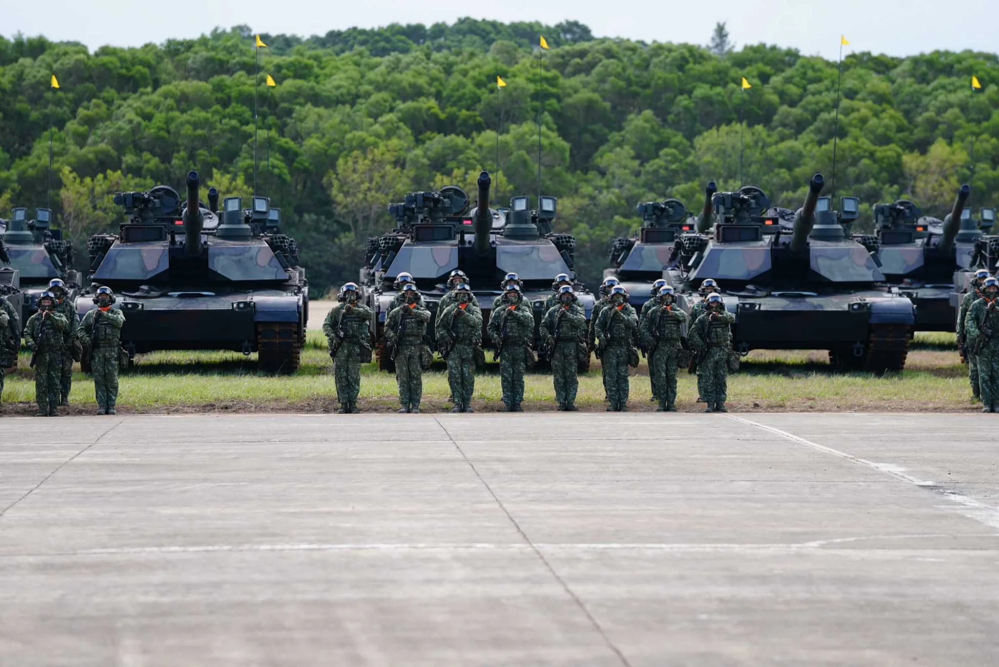 3er Batallón de Armas Combinadas de la 584ª Brigada Blindada, equipado con tanques M1A2T Abrams, en una ceremonia presidida por el presidente Lai Ching-te el 31 de octubre de 2025. Créditos: Ministerio de Defensa de Taiwán.