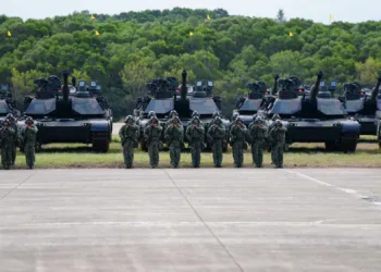 3er Batallón de Armas Combinadas de la 584ª Brigada Blindada, equipado con tanques M1A2T Abrams, en una ceremonia presidida por el presidente Lai Ching-te el 31 de octubre de 2025. Créditos: Ministerio de Defensa de Taiwán.