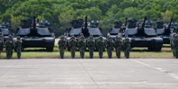 3er Batallón de Armas Combinadas de la 584ª Brigada Blindada, equipado con tanques M1A2T Abrams, en una ceremonia presidida por el presidente Lai Ching-te el 31 de octubre de 2025. Créditos: Ministerio de Defensa de Taiwán.