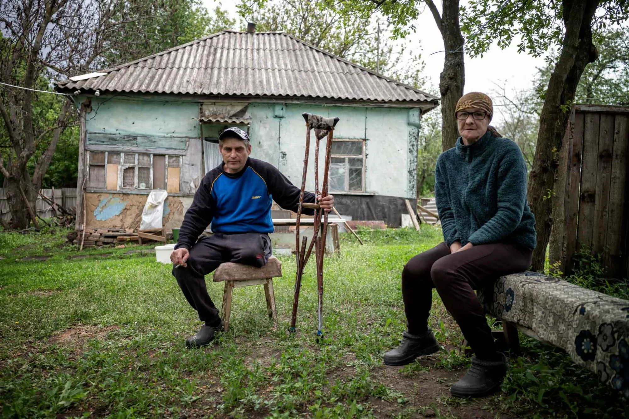 Agricultores ucranianos Serhii y Taisia en la aldea de Mykolaivka, donde su casa sufrió graves daños y Serhii perdió una pierna al pisar una mina terrestre a finales de ese año. Créditos: The HALO Trust.