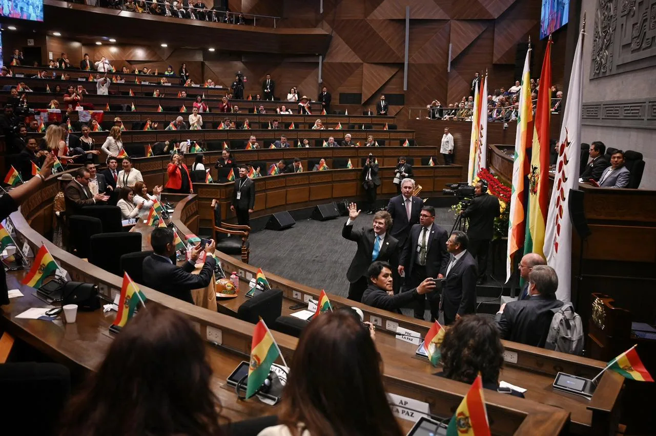 Javier Milei participando en la asunción de Rodrigo Paz Pereira como presidente de Bolivia el 8 de noviembre de 2025 en La Paz, durante la entrega del bastón de mando en la Asamblea Legislativa Plurinacional. Créditos: Oficina del Presidente.