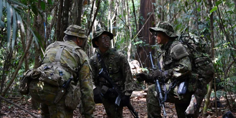 JGSDF describe su participación en el ejercicio trilateral “Southern Jackaroo 24” con EE.UU. y Australia, centrado en entrenamiento de búsqueda y destrucción en jungla para mejorar capacidades anti-guerrilla y de comandos. Créditos: Japan Ministry of Defense.