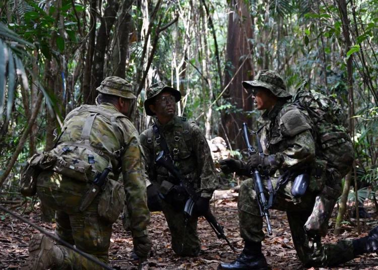 JGSDF describe su participación en el ejercicio trilateral “Southern Jackaroo 24” con EE.UU. y Australia, centrado en entrenamiento de búsqueda y destrucción en jungla para mejorar capacidades anti-guerrilla y de comandos. Créditos: Japan Ministry of Defense.