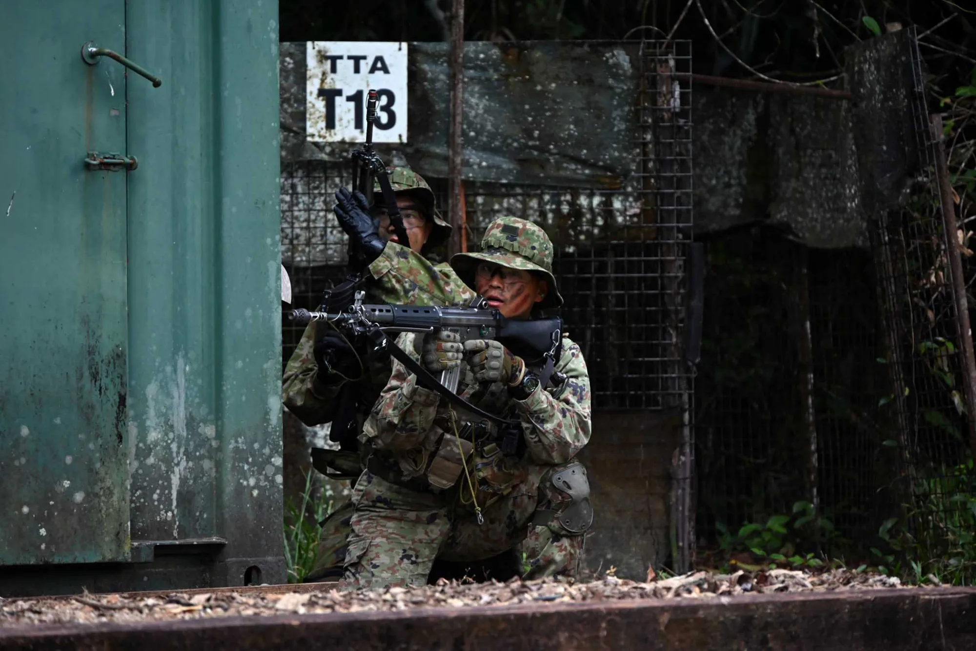 JGSDF describe su participación en el ejercicio trilateral “Southern Jackaroo 24” con EE.UU. y Australia, centrado en entrenamiento de búsqueda y destrucción en jungla para mejorar capacidades anti-guerrilla y de comandos. Créditos: Japan Ministry of Defense.