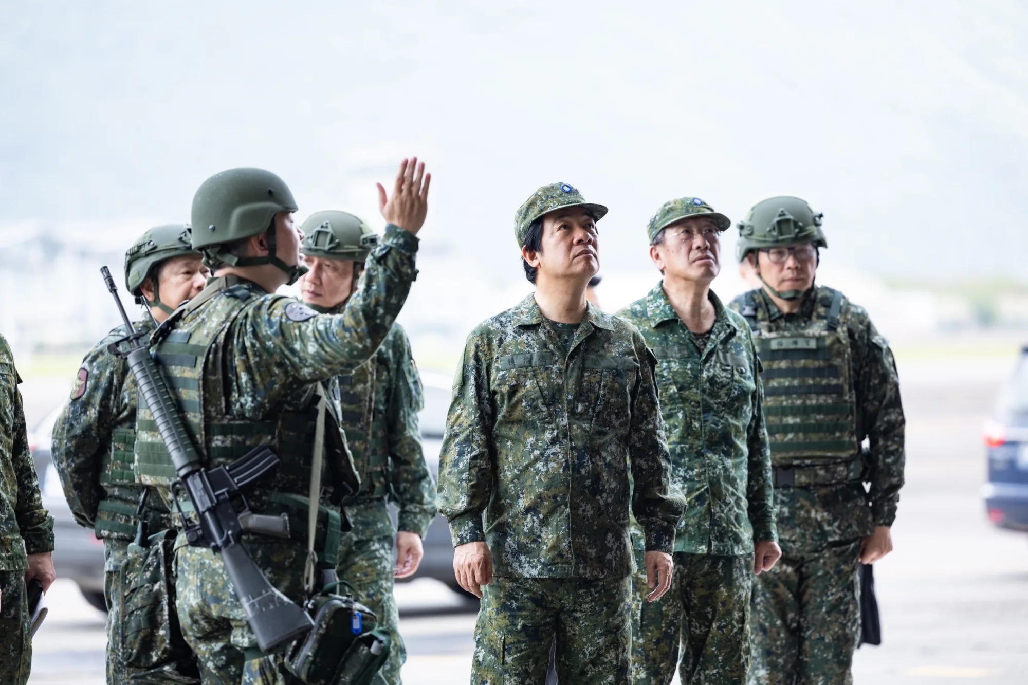 El Partido Democrático Progresista (DPP) de Taiwán celebra el segundo día de los ejercicios Han Kuang 2024, destacando el submarino Narwhal (Hai Kun) y el vehículo blindado Nube Leopardo como avances en la preparación defensiva. Créditos: Partido Democrático Progresista.