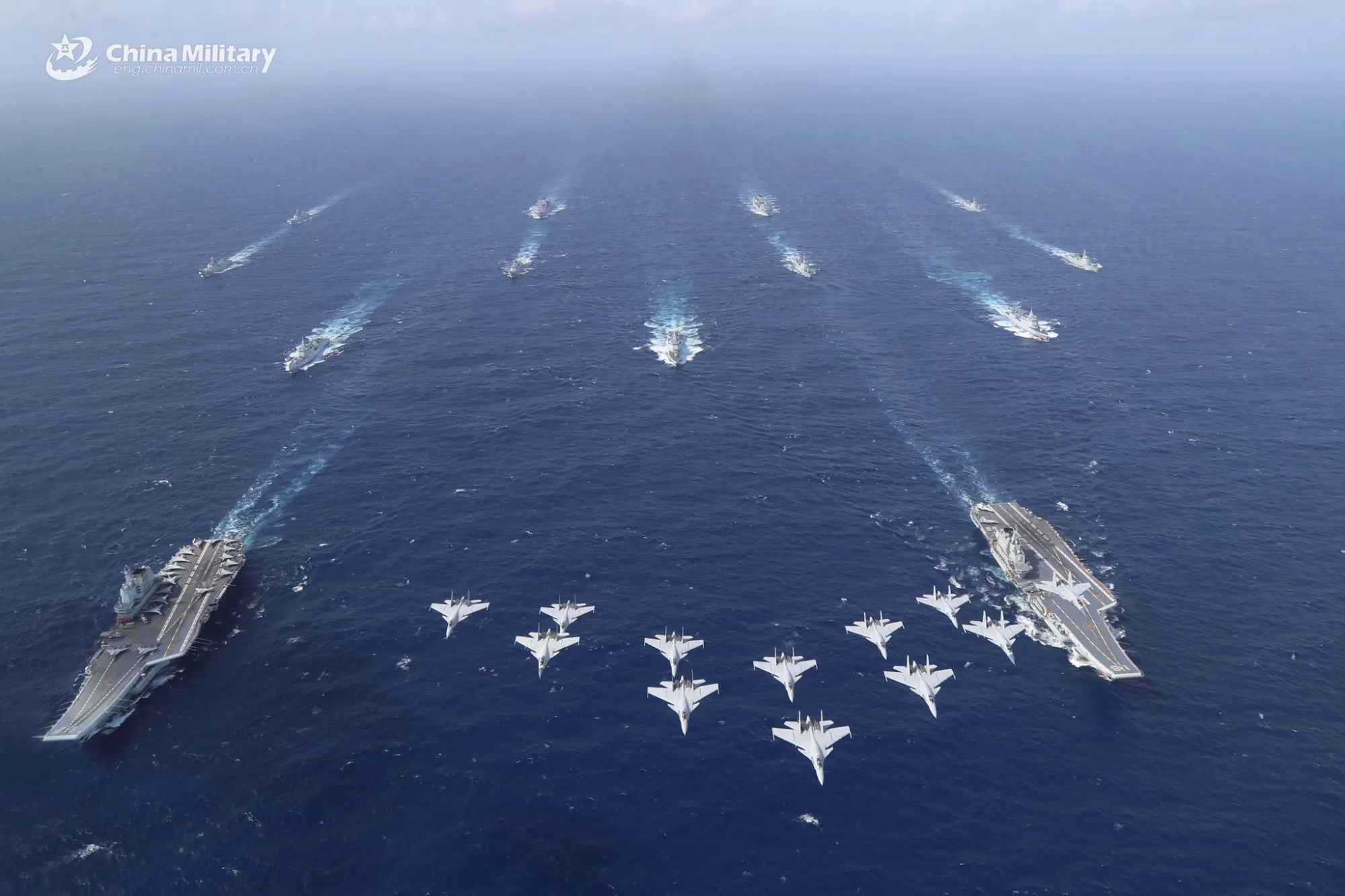 Formación dual de los portaaviones Liaoning y Shandong de la Armada PLA en el Mar del Sur de China a finales de octubre de 2024. Créditos: Embajada de China en EE.UU.