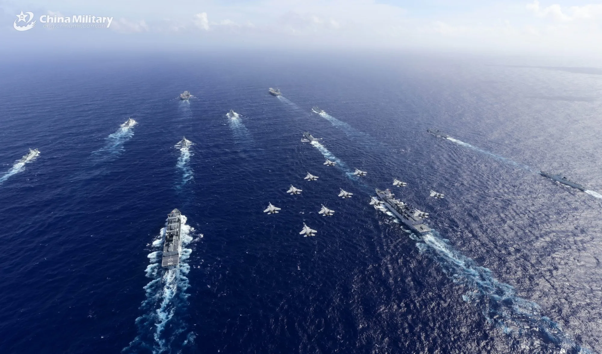 Formación dual de los portaaviones Liaoning y Shandong de la Armada PLA en el Mar del Sur de China a finales de octubre de 2024. Créditos: Embajada de China en EE.UU.