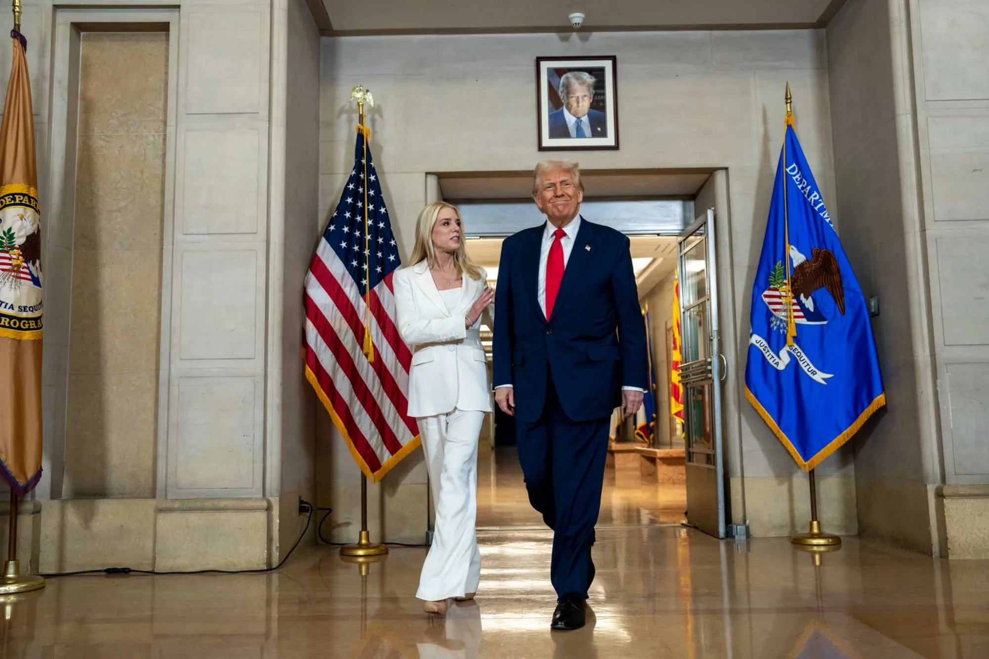 El 14 de marzo de 2025, Donald Trump declaró que los predecesores convirtieron el Departamento de Justicia en el "Departamento de INJUSTICIA" y que esos días han terminado para siempre. Créditos: POTUS.