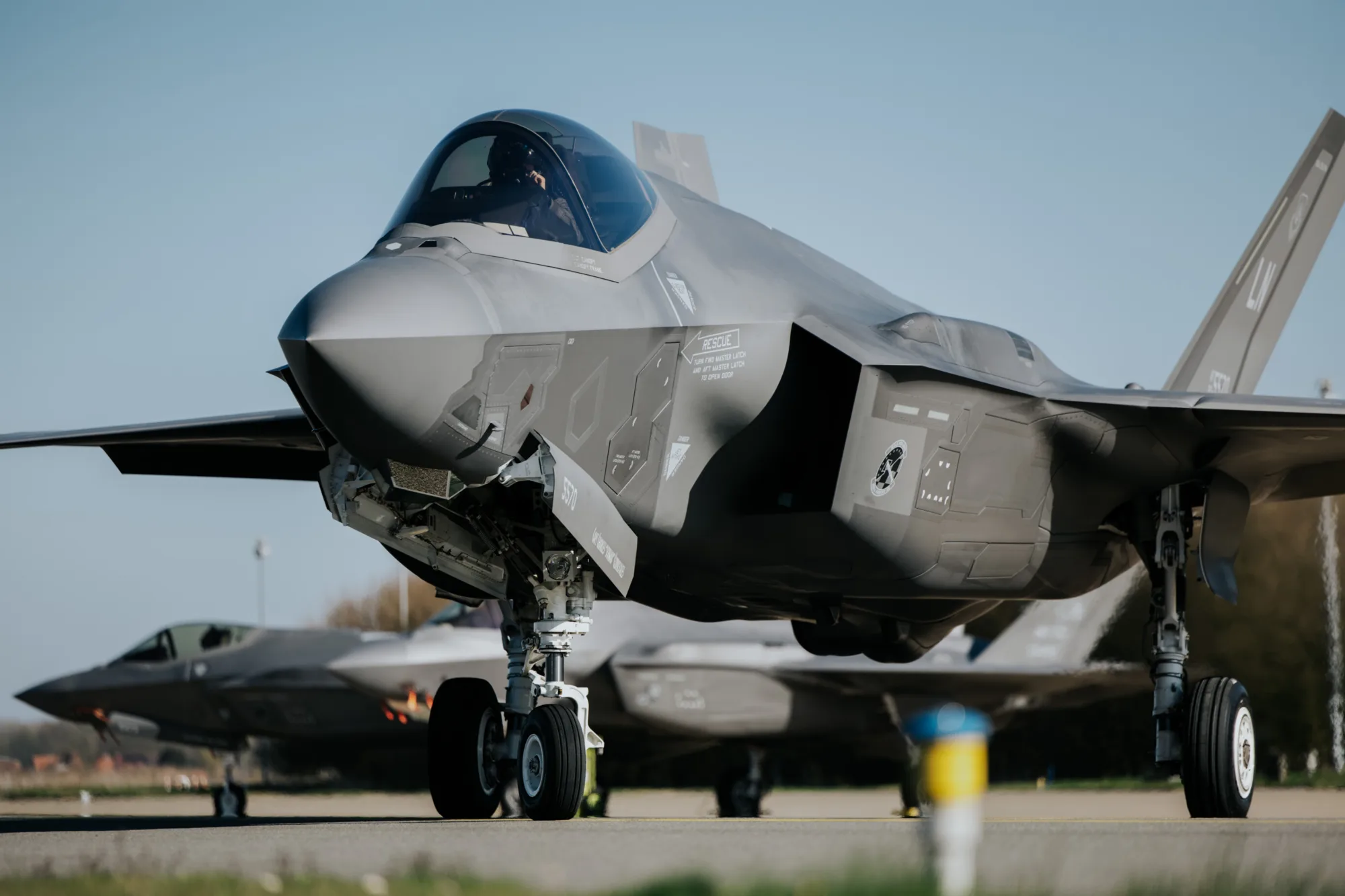 U.S. European Command describe la operación de cross-servicing de aviones F-35 entre militares estadounidenses y de la Real Fuerza Aérea Neerlandesa el 4 de abril de 2025 en la base de Ramstein durante el ejercicio Ramstein Flag 2025. Créditos: U.S. European Command.
