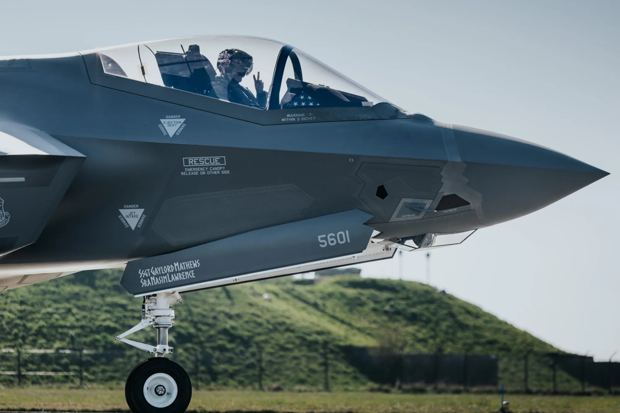 U.S. European Command describe la operación de cross-servicing de aviones F-35 entre militares estadounidenses y de la Real Fuerza Aérea Neerlandesa el 4 de abril de 2025 en la base de Ramstein durante el ejercicio Ramstein Flag 2025. Créditos: U.S. European Command.