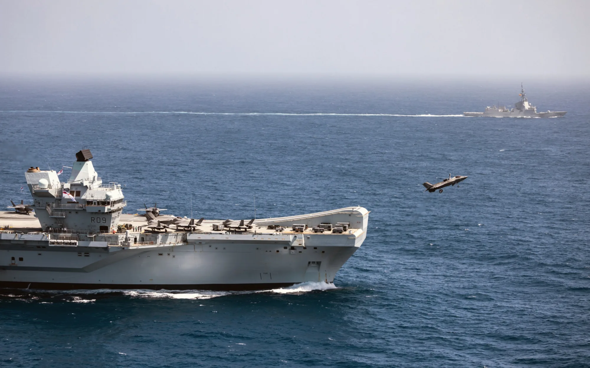 Despliegue del Grupo de Ataque de Portaaviones 2025, liderado por el HMS Prince of Wales, que ha entrado en el Mediterráneo rumbo al Pacífico Occidental. Créditos: Ministerio de Defensa del Reino Unido