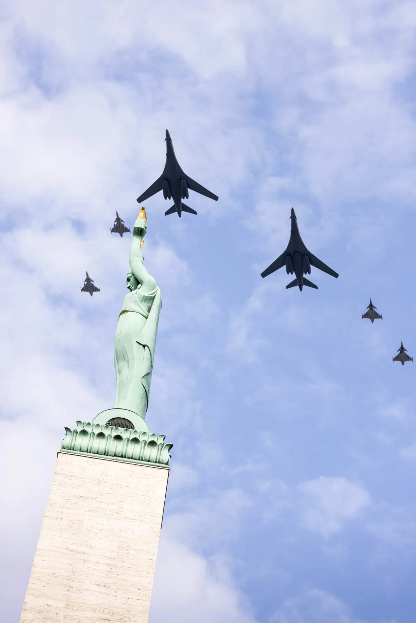 Vuelo de integración el 19 de agosto de 2025 donde cazas JAS-39 Gripen de Hungría y Suecia operaron junto a dos bombarderos B-1B Lancer estadounidenses sobre Riga, Letonia. Créditos: NATO Air Command.