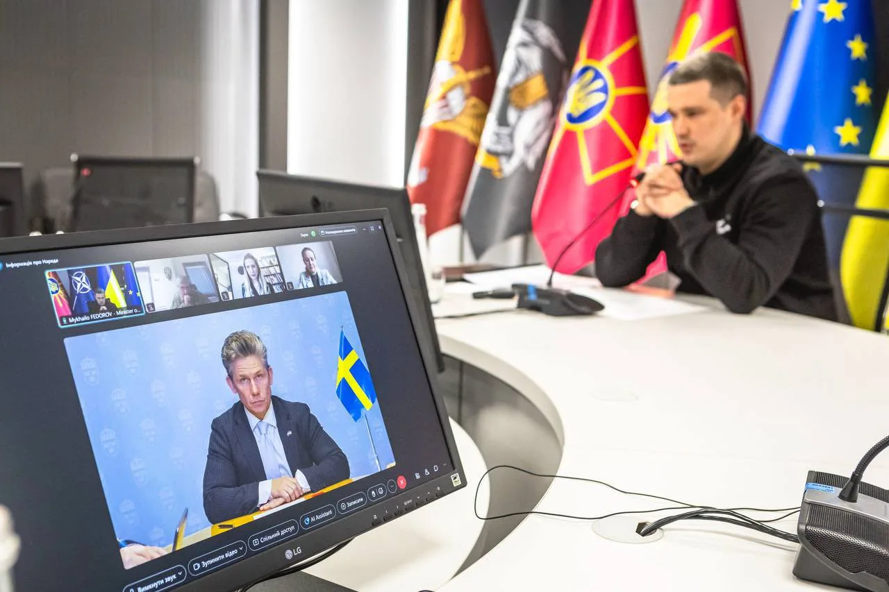 Mykhailo Fedorov, ministro de Defensa de Ucrania, anunció una reunión con su homólogo sueco Pål Jonson el 1 de febrero de 2026, para coordinar un gran paquete de asistencia militar que incluye sistemas de defensa aérea y radares Saab. Créditos: Mykhailo Fedorov.