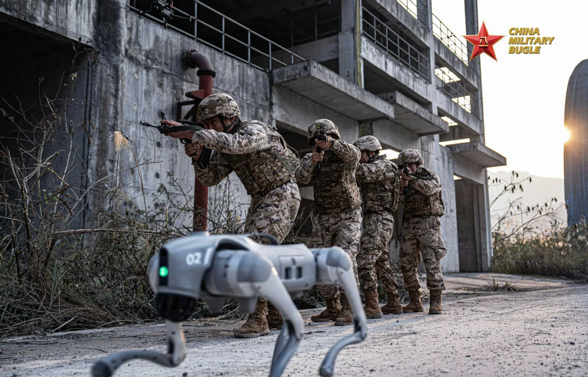 Entrenamiento de operaciones especiales de la Policía Armada Popular (PAP) china, con soldados usando robots cuadrúpedos y drones en simulacros de combate urbano y con fuego real. Créditos: China Military Bugle.