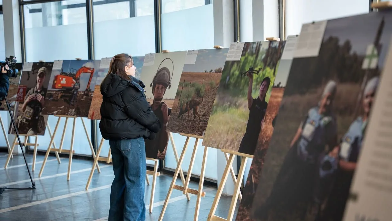 Exposición fotográfica en el vestíbulo de la estación de metro Zoloti Vorota en Kiev, que celebra a las mujeres ucranianas desminadoras. Créditos: The HALO Trust.