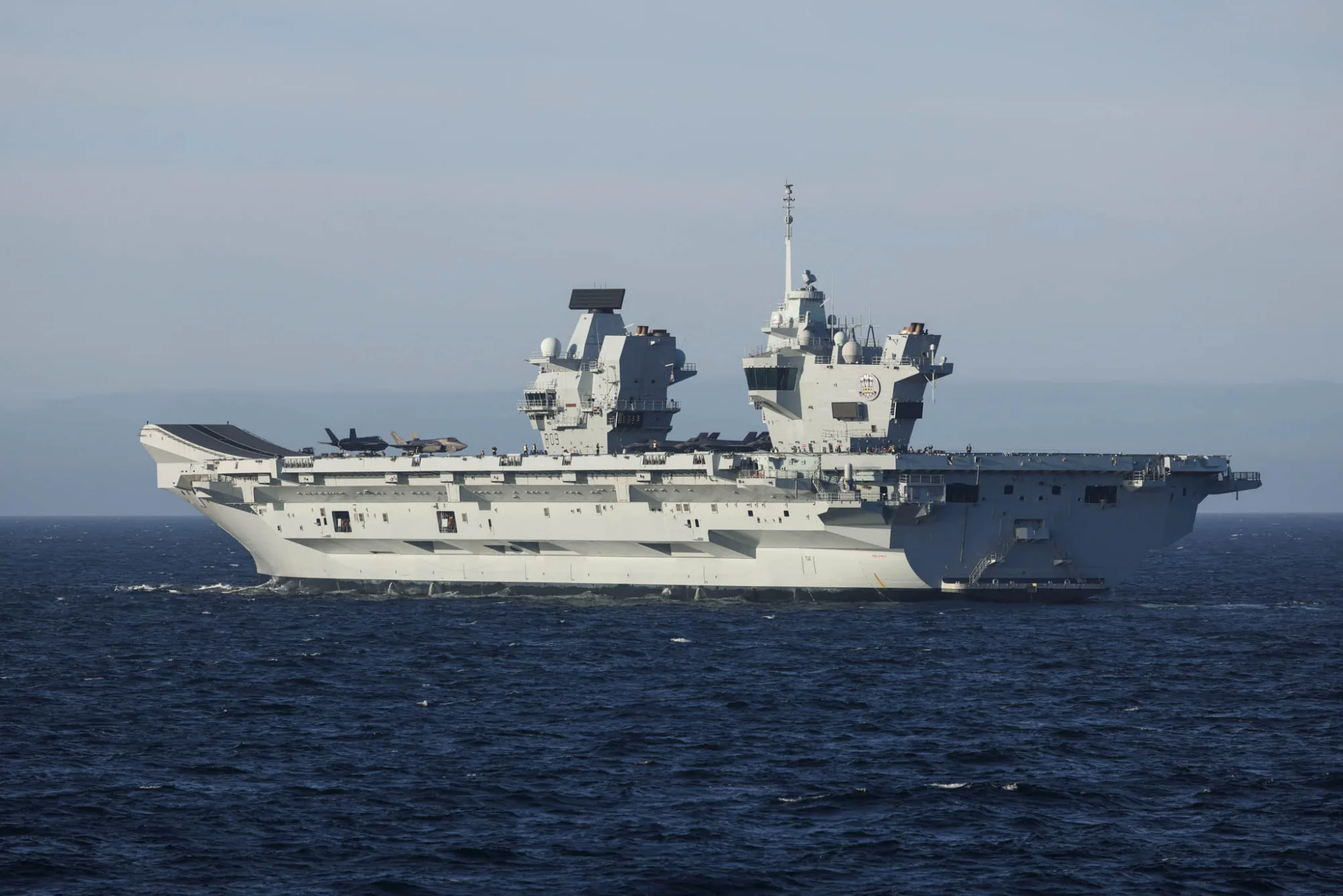 HMS Prince of Wales lidera el Grupo de Ataque de Portaaviones del Reino Unido (UKCSG) en la Operación Firecrest hacia el Ártico y la costa este de EE.UU. en 2026. Créditos: UKForcesTracker.