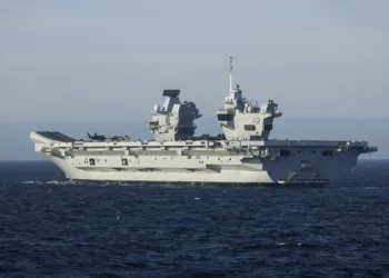 HMS Prince of Wales lidera el Grupo de Ataque de Portaaviones del Reino Unido (UKCSG) en la Operación Firecrest hacia el Ártico y la costa este de EE.UU. en 2026. Créditos: UKForcesTracker.