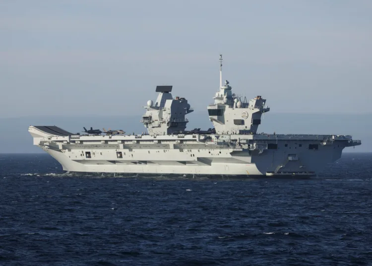 HMS Prince of Wales lidera el Grupo de Ataque de Portaaviones del Reino Unido (UKCSG) en la Operación Firecrest hacia el Ártico y la costa este de EE.UU. en 2026. Créditos: UKForcesTracker.