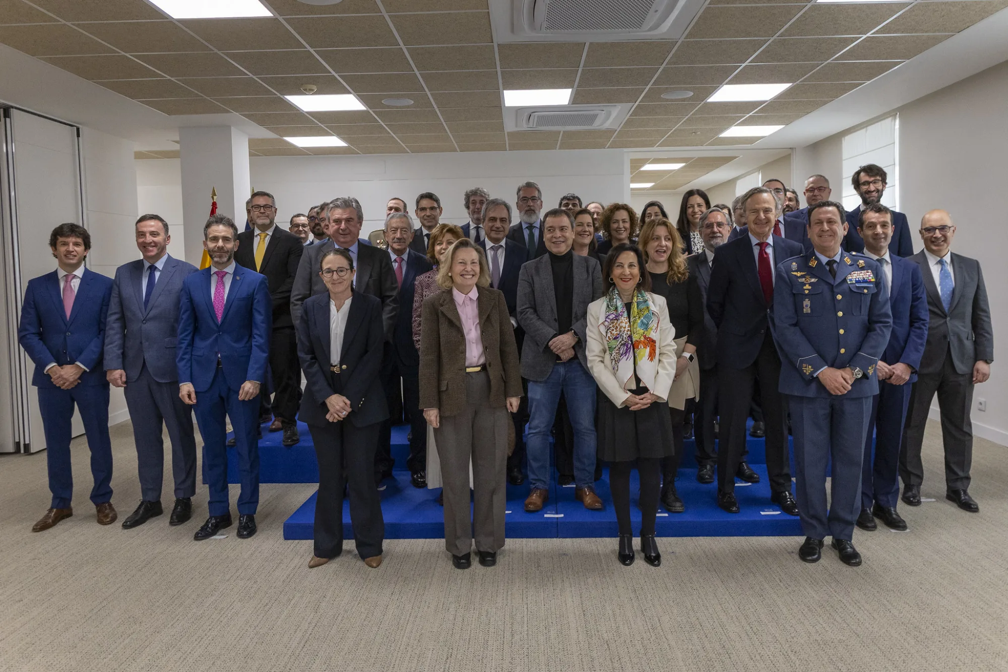 Margarita Robles, ministra de Defensa, presidió junto a la secretaria de Estado Amparo Valcarce la reunión del Comité Nacional de Seguridad y Soberanía Tecnológica, el 16 de febrero de 2026. Los participantes analizaron los avances del Plan Industrial y Tecnológico. Créditos: Ministerio de Defensa español.