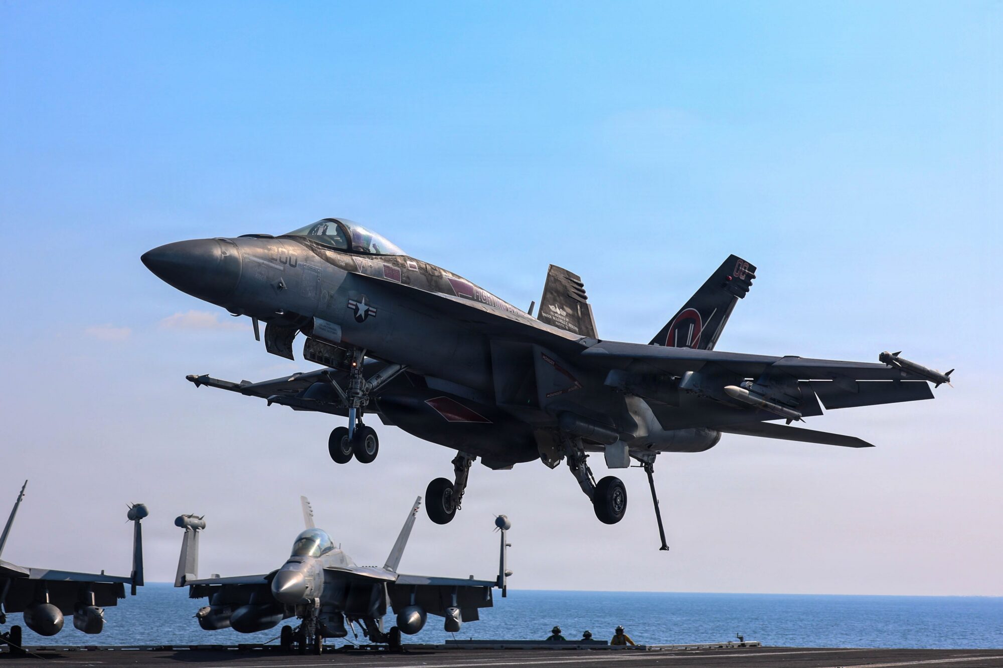 F/A-18 Super Hornet del Escuadrón VFA-14 aterrizando en el USS Abraham Lincoln en el Mar Arábigo. Créditos: CENTCOM.