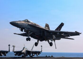 F/A-18 Super Hornet del Escuadrón VFA-14 aterrizando en el USS Abraham Lincoln en el Mar Arábigo. Créditos: CENTCOM.