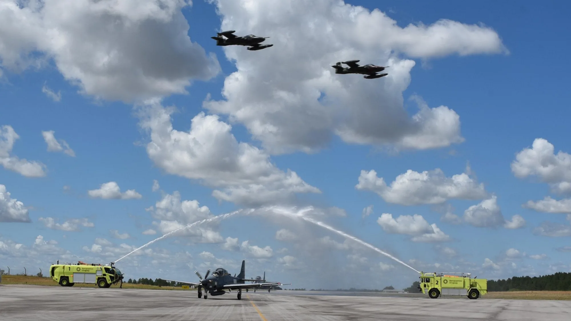 Llegada de los dos primeros A-29 Super Tucano a la Fuerza Aérea Uruguaya, con arribo a la Base Aérea de Santa Bernardina. Créditos: Ministerio de Defensa Nacional de Uruguay.